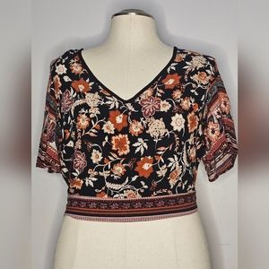 Cropped blouse with flowy sleeve and cut out back